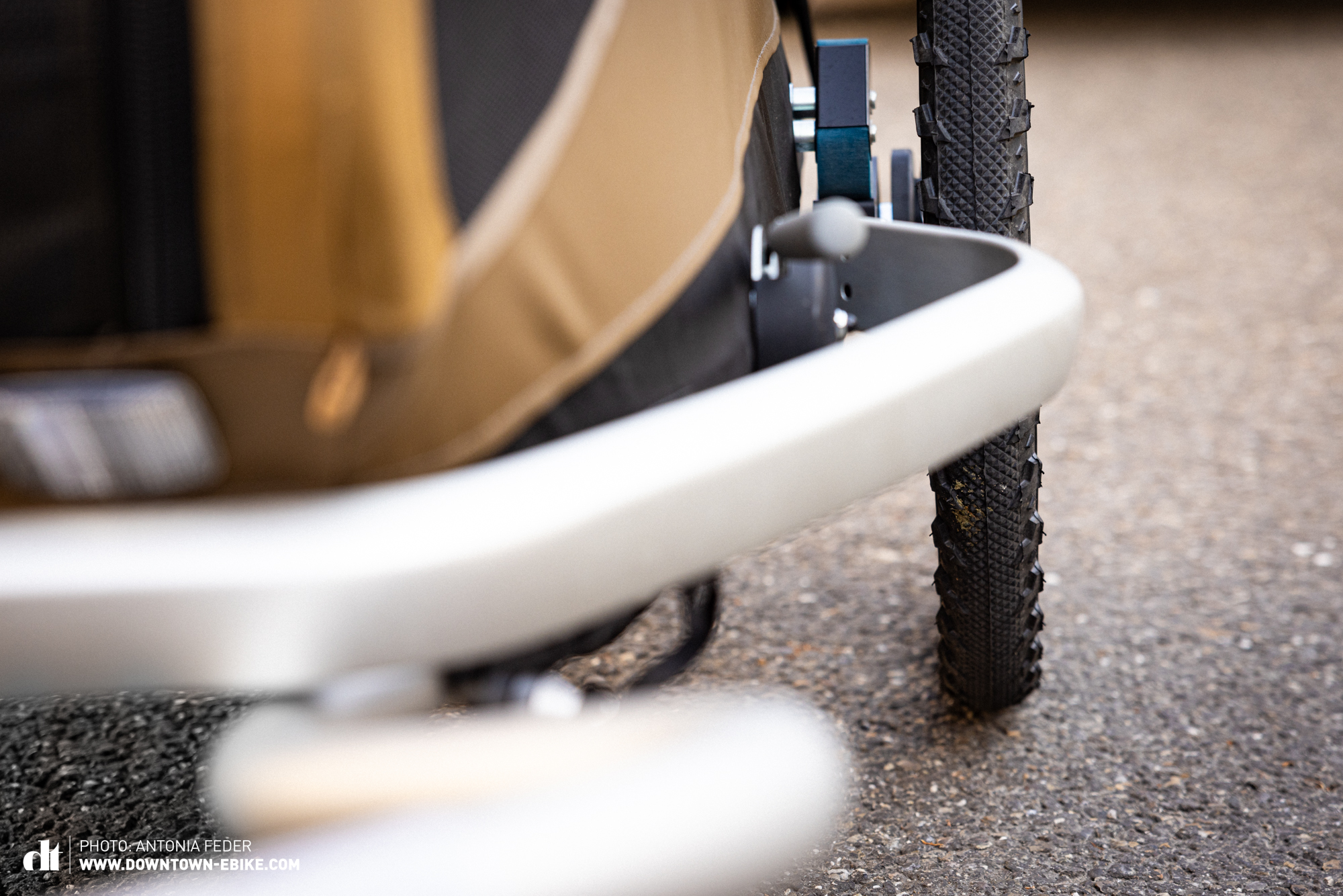 Den besten Radschutz bringt der Croozer DOG in unserem Test mit. Hier sind die Räder ausreichend geschützt. 
