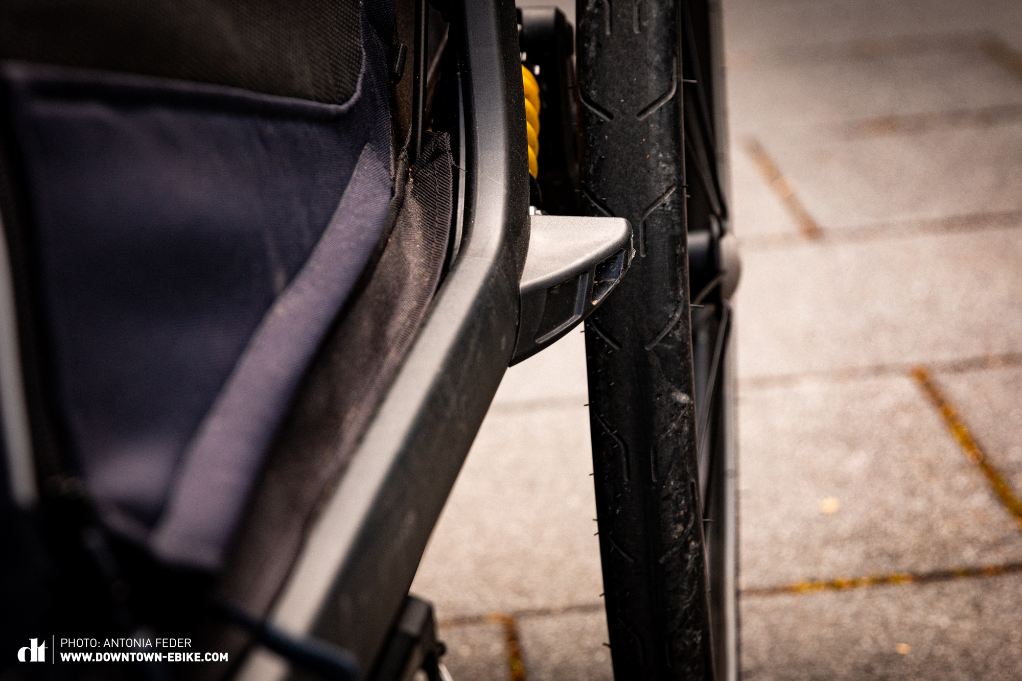 Hier sieht man, dass der Stoßfänger dieses Fahrrad-Hundeanhänger zu klein ist und das Rad nicht ausreichend schützt. 