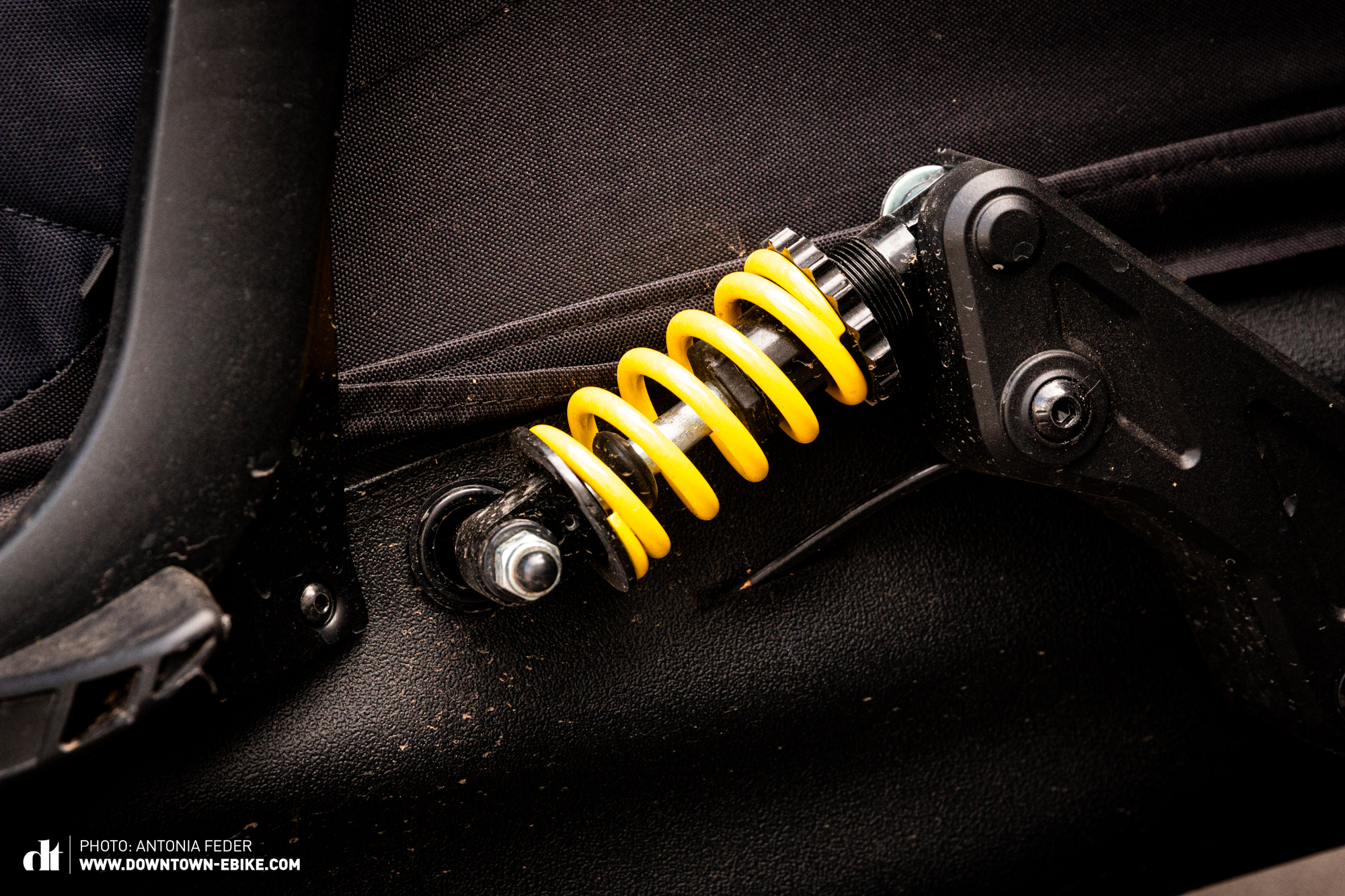 Der Hundeanhänger fürs Fahrrad von Hamax hat eine stufenlos einstellbare Federung, in gelber Farbe. 